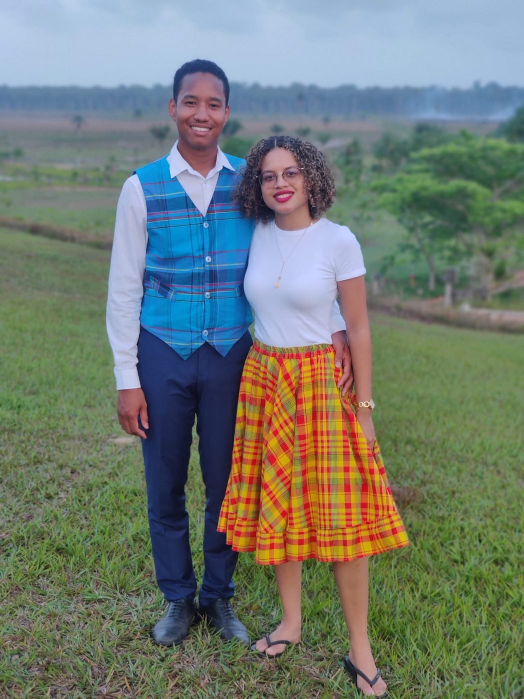 Océane et Marvin en tenues madras